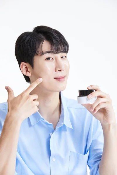 Coreano Asiático Joven Aplicación Crema —  Fotos de Stock