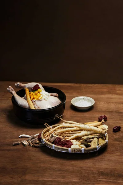 Coreano Samgyetang Cibo Tradizionale Zuppa Pollo Con Ginseng Erbe Aromatiche — Foto Stock