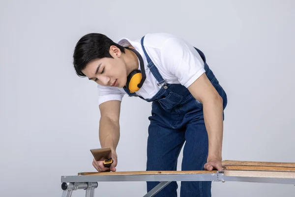 千百年来和Gen 韩国的亚洲青年木匠锯板 — 图库照片