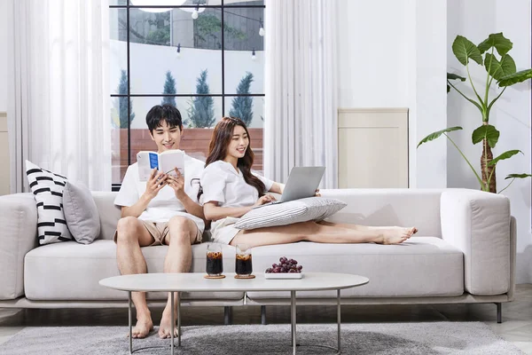 Summer Lifestyle Korean Asian Young Couple Sitting Couch Enjoying Hobby — Stock Photo, Image