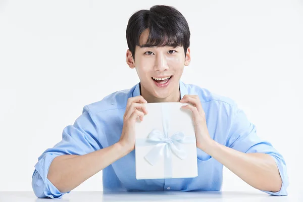 Корейський Азіатський Молодий Чоловік Подарунковою Коробкою — стокове фото