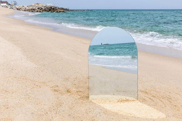 鏡に映る美しいビーチや海 — ストック写真