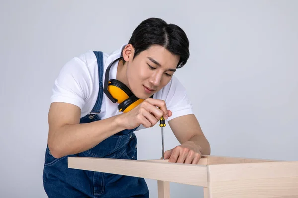 Millennials Gen Coreano Asiático Jovem Carpinteiro Montagem Móveis — Fotografia de Stock