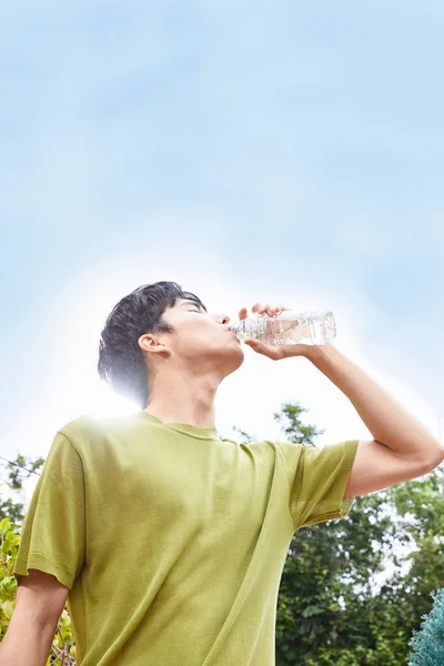Summer Lifestyle Korean Asian Young Man Drinking Water Outdoor — Stockfoto