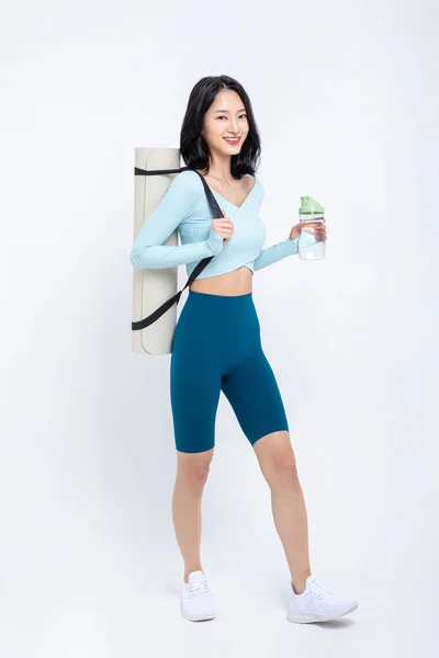 Koreli Güzel Bir Kadının Yoga Minderli Taklacılı Sağlıklı Bir Fotoğrafı — Stok fotoğraf