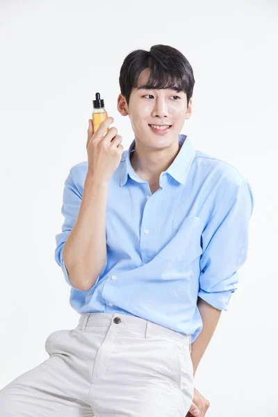 Cilt Ürünleri Olan Koreli Asyalı Genç Adam — Stok fotoğraf