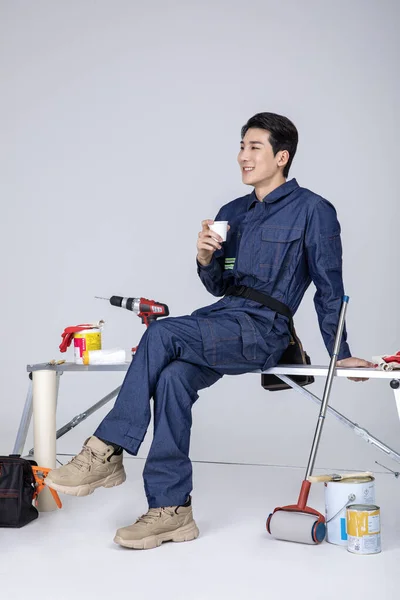 Millennials Gen Koreaanse Aziatische Jongeman Site Personeel Met Koffie — Stockfoto