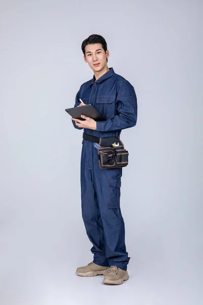 Millennials Gen Koreaanse Aziatische Jongeman Site Personeel Met Een Tablet — Stockfoto