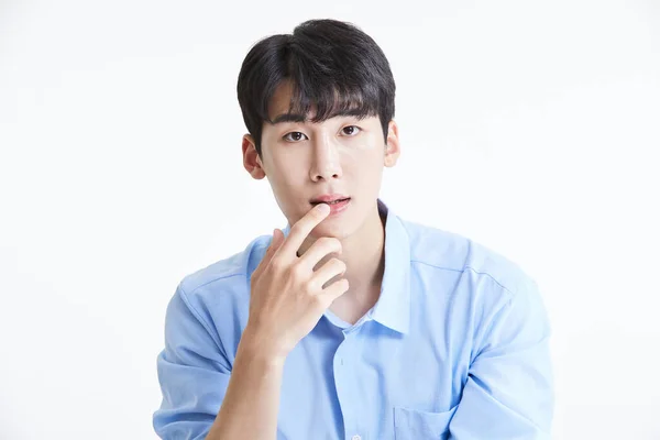 Coreano Ásia Jovem Homem Tocando Seus Lábios Sorrindo — Fotografia de Stock
