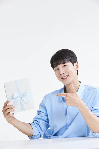 Корейський Азіатський Молодий Чоловік Подарунковою Коробкою — стокове фото
