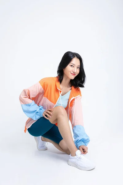 Koreli Güzel Bir Kadının Ayakkabı Bağı Bağlarken Çekilmiş Sağlıklı Bir — Stok fotoğraf