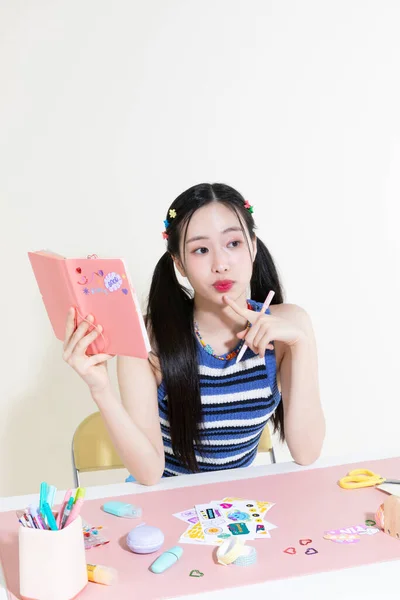ヴィンテージY2Kレトロなコンセプト写真の韓国人可愛いです女性とペンと日記 — ストック写真