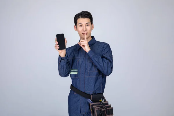 Milenyum Jenerasyonu Koreli Asyalı Genç Adam Akıllı Telefonlu Site Çalışanları — Stok fotoğraf