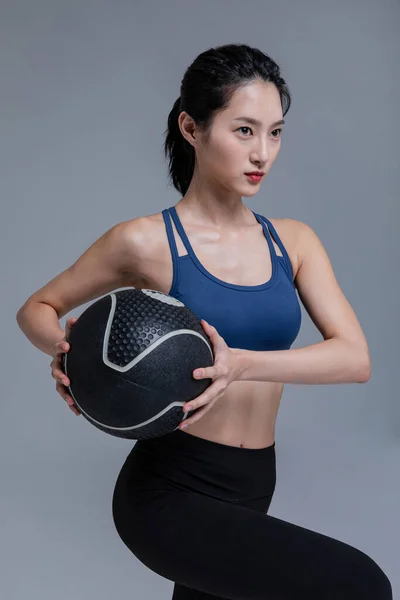 健康的な美容のコンセプト写真フィットネスボールを持つ韓国のアジアの美しい女性 — ストック写真