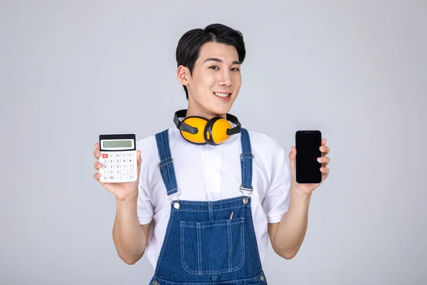 Milenyum Jenerasyonu Koreli Genç Marangoz Elinde Bir Hesap Makinesi Akıllı — Stok fotoğraf