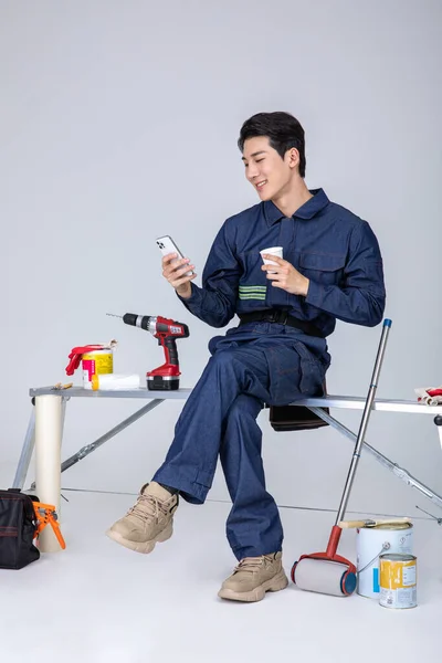几千年前 韩国的亚洲年轻人根茨和他的同事们在一个装有咖啡的视频电话上交谈 — 图库照片