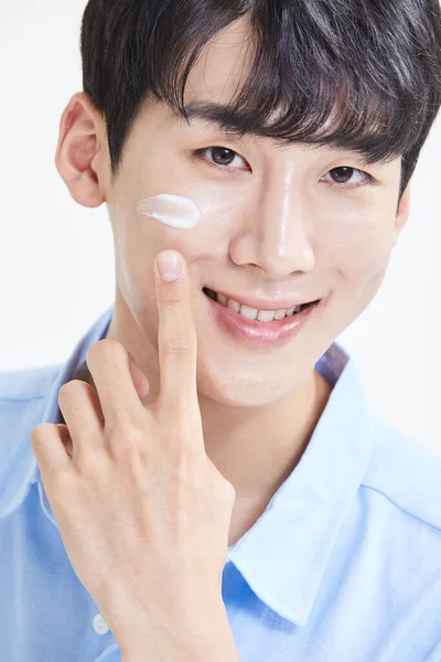 Coreano Ásia Jovem Homem Aplicação Skincare Produto — Fotografia de Stock