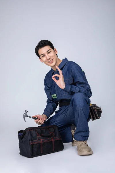 ミレニアル世代と韓国系アジア人の若者ツールを持つサイトスタッフ — ストック写真