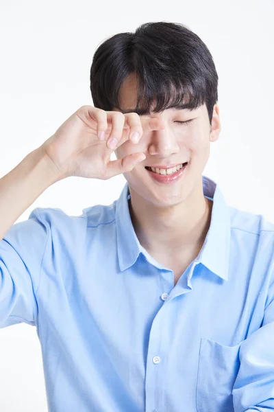 Korejský Asijský Mladý Muž Zakrývá Oči Směje — Stock fotografie
