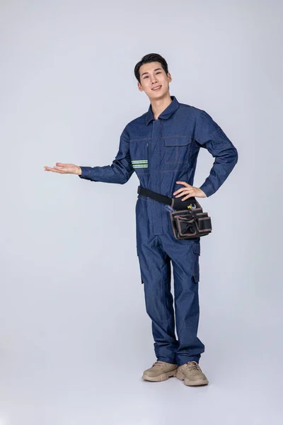 韩国亚洲青年男子 现场工作人员指导 — 图库照片