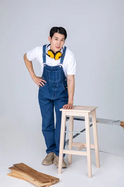 Millennials Gen Coreano Asiático Jovem Carpinteiro Com Móveis — Fotografia de Stock