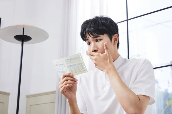 Summer Lifestyle Korean Asian Young Man Surprised Bill — Stockfoto