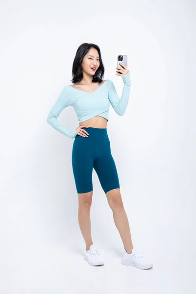 Koreli Güzel Bir Kadının Akıllı Telefonlu Sağlıklı Bir Fotoğrafı — Stok fotoğraf
