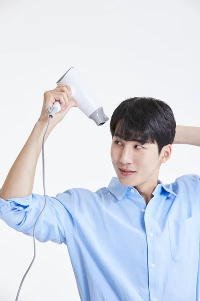 Κορεάτης Νεαρός Ασιάτης Που Χρησιμοποιεί Στεγνωτήρα Μαλλιών — Φωτογραφία Αρχείου