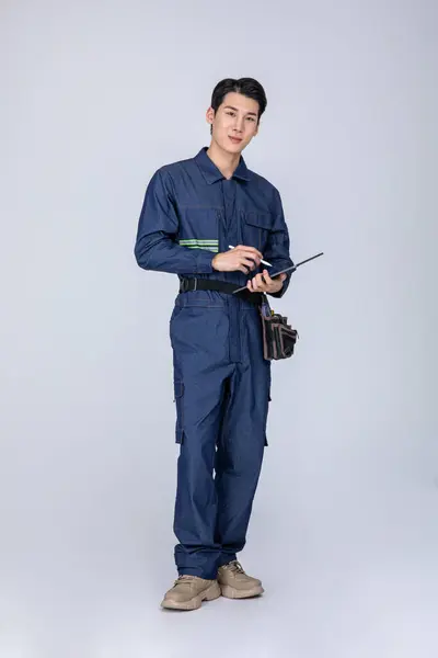 Millennials Gen Koreaanse Aziatische Jongeman Site Personeel Met Een Tablet — Stockfoto