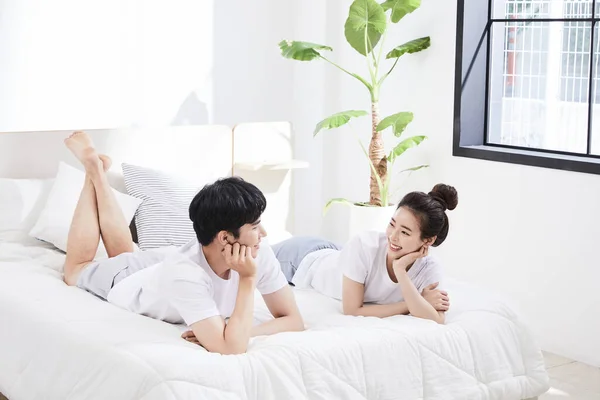 Summer Lifestyle Korean Asian Young Couple Bed — Stok fotoğraf