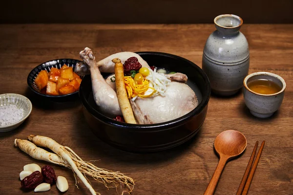 Korean Traditional Food Samgyetang Chicken Soup Ginseng Korean Traditional Alcohol — Stock Photo, Image
