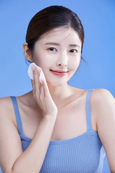 韩国美丽女人的美丽概念照片 带有清洗垫 工作室背景 — 图库照片