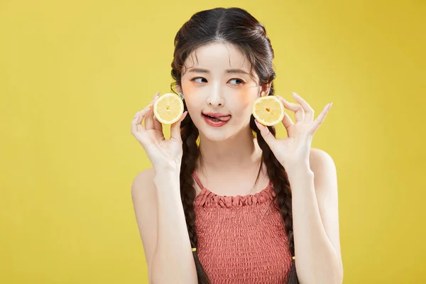 Concepto Belleza Foto Coreana Asain Hermosa Mujer Con Limones Fondo — Foto de Stock