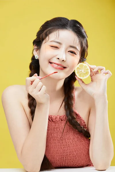 Koreli Güzel Bir Kadının Dudak Parlatıcısı Limon Tutarken Çekilmiş Güzel — Stok fotoğraf