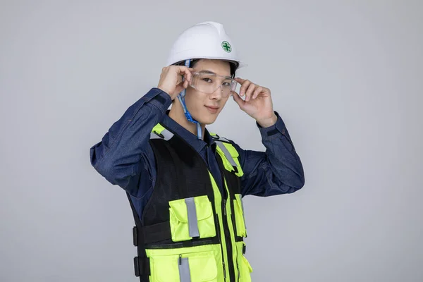 Milenyum Jenerasyonu Koreli Asyalı Genç Adam Site Çalışanları Koruyucu Gözlük — Stok fotoğraf