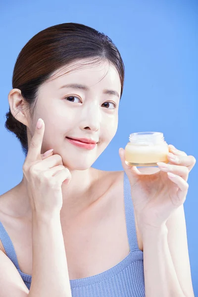 韩国美丽女人的美感照片 带有乳霜 化妆品 工作室背景 — 图库照片