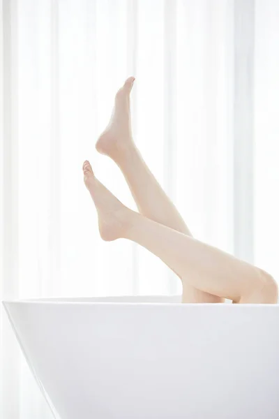 Концептуальная Фотография Корейской Красавицы Лежащей Ванне Вытянутыми Ногами — стоковое фото