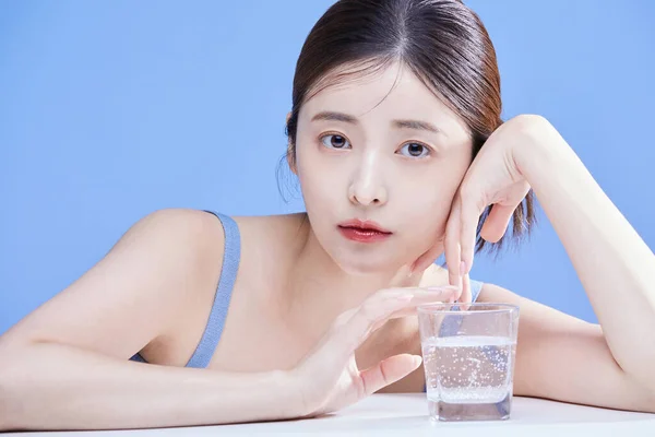照片上的韩国美丽女人带着玻璃杯 工作室背景 — 图库照片