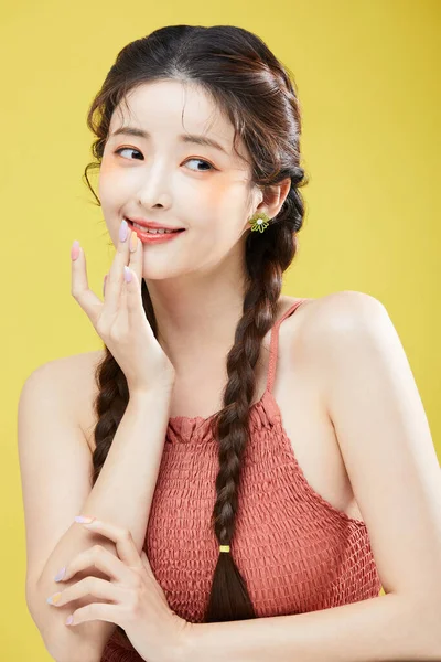 韩式美容美发概念照片 韩式美容美发女子捂着嘴大笑的照片 工作室背景 — 图库照片