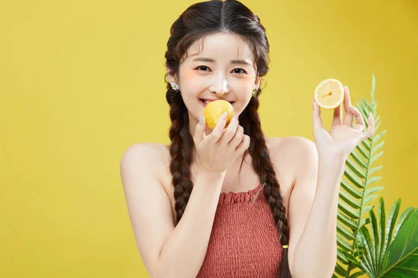 韩国美丽女子与柠檬的美的概念照片 工作室背景 — 图库照片