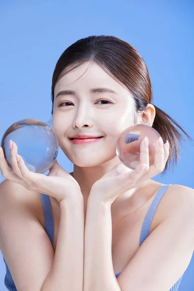 Koreli Güzel Bir Kadının Kristal Tutarken Gözlerini Kapatırken Çekilmiş Güzel — Stok fotoğraf