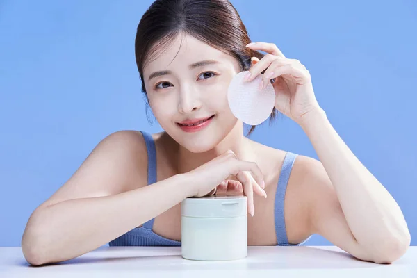 韩国美女与产品 工作室背景一起拿着洗涤片的美感照片 — 图库照片