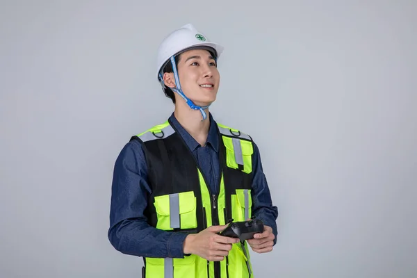 Milenyum Jenerasyonu Koreli Asyalı Genç Adam Kontrol Eden Site Çalışanları — Stok fotoğraf