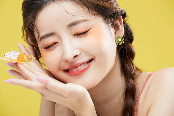 Schoonheid Concept Foto Van Koreaanse Asain Mooie Vrouw Met Vlinder — Stockfoto