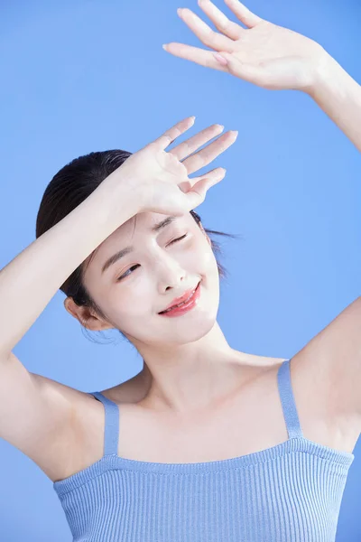 Foto Conceito Beleza Coreano Asain Bela Mulher Sorrindo Enquanto Protege — Fotografia de Stock