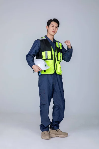 Milenyum Jenerasyonu Koreli Asyalı Genç Adam Site Çalışanları Hareketleriyle Ayakta — Stok fotoğraf