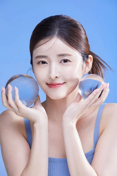 韩国美丽女子举着水晶闭上眼睛的美感照片 工作室背景 — 图库照片