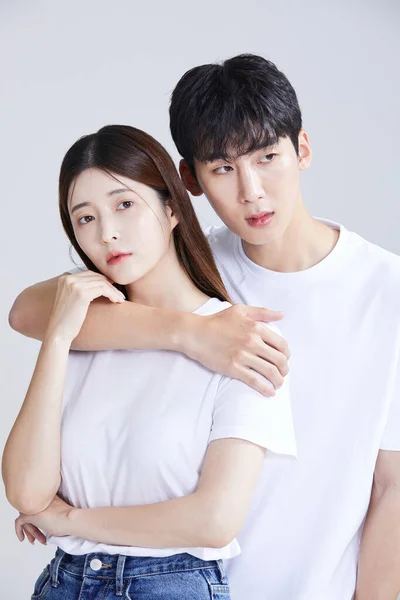 Coreano Ásia Jovem Casal Abraçando Ombros Envolvendo Ombros Torno Cada — Fotografia de Stock