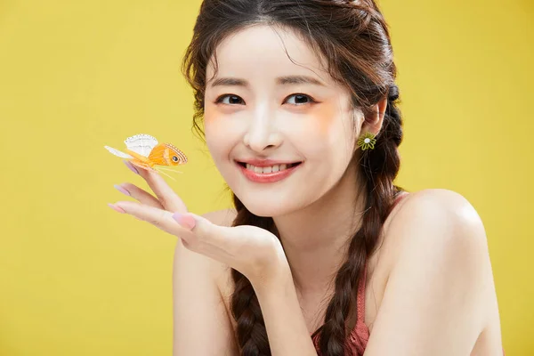Concepto Belleza Foto Coreana Asain Hermosa Mujer Con Mariposa Fondo — Foto de Stock
