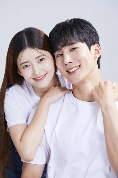 Korean Asian Young Couple Cuddling Studio Background — Stock Photo, Image